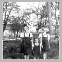 111-3375 Eva, Karin und Christel 1943 in Wehlau in der Bahnhofstrasse.jpg